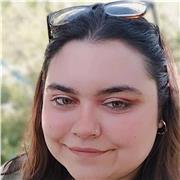 Profesora de historia y geografía, inglés, literatura, filosofía e historia del arte desde primaria hasta bachillerato.